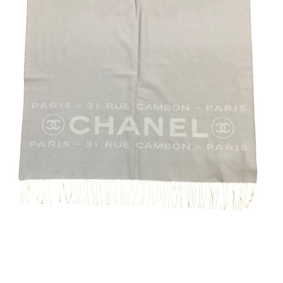 CHANEL GREY / IVORY 31 RUE CAMBON PARIS FRINGED LARGE CASHMERE SCARF - Picture 7 of 8